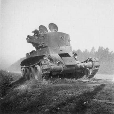 Maquetas hechas - bt-7-artillery Vista frontal lateral foto bn