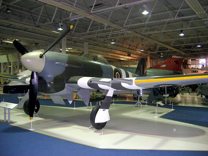 Maquetas hechas - hawker-typhoon Vista frontal lateral