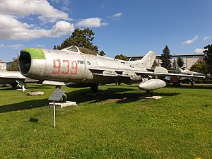 Maquetas Hechas - Mikoyan-Gurevich MiG-19 Farmer Vista frontal-lateral