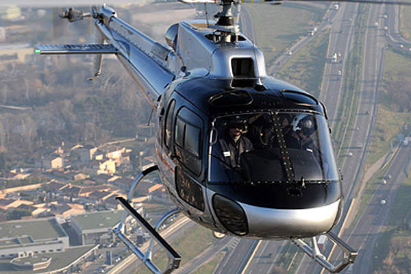 Maquetas hechas - Eurocopter AS350 Ecureuil Vista frontal