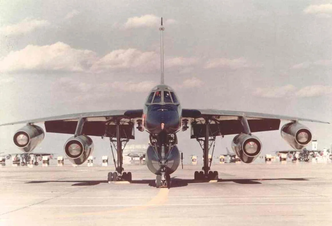 Maquetas hechas - B-58 Hustler Vista frontal
